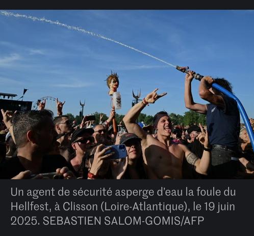 Photo de jeunes hommes blancs torses nus visiblement heureux d'être dans un festival nazis. Photo dans le journal Le Monde illustrant un article sur la canicule et le réchauffement climatique