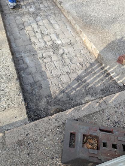 Baustellenfoto der geöffneten Fahrbahn. Man sieht Kopfsteinpflaster und Straßenbahnschienen.