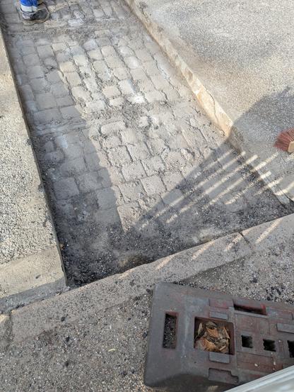 Baustellenfoto der geöffneten Fahrbahn. Man sieht Kopfsteinpflaster und Straßenbahnschienen.