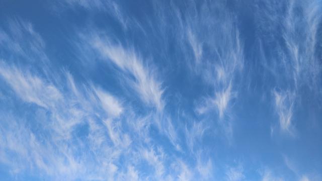 Wolken im Himmel die von ihrer Form her fast wie Flammen aussehen