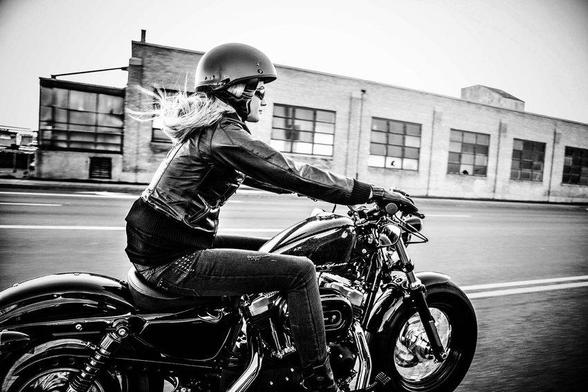 Une personne circule à moto dans un paysage urbain