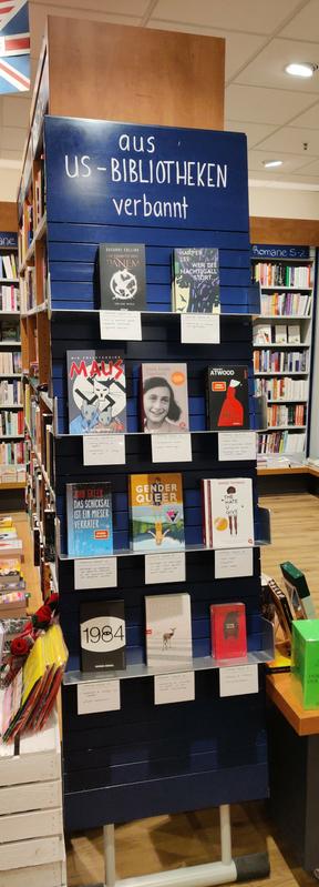 A shelf with books, titled (in German) with "banned from US libraries".