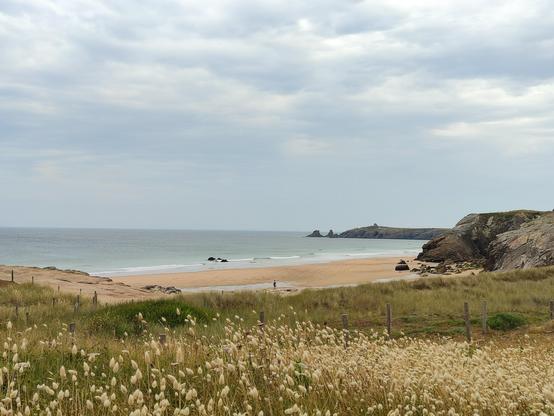 Une plage de Bretagne avec des toutes petites vagues.