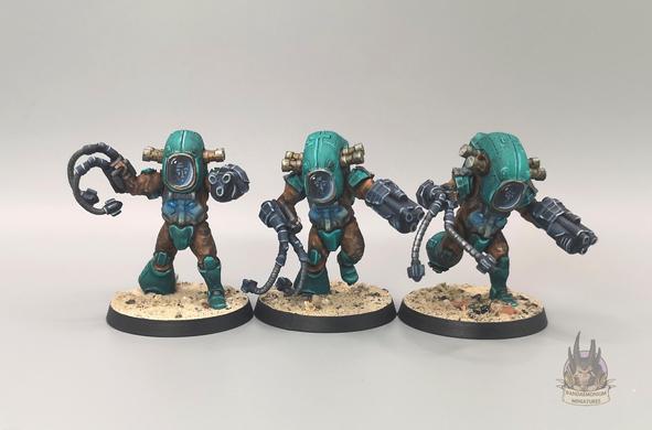 3 Convict Redeemers - in battle armour that resembles an old diving suit, armed with a three-barreled wrist-mounted gus and two-stranded heavy flails - front view