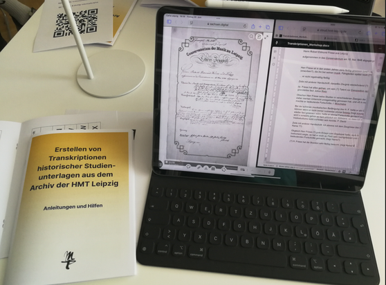 Foto von einer Arbeitsstation beim Transkribier-Workshop der Hochschule für Musik und Theater in Leipzig bei der Langen Nacht der Wissenschaften