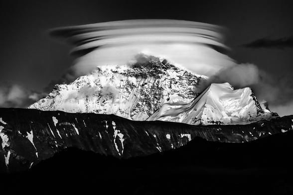 Schwarzweissfotografie des Berges Jungfrau im Berner Oberland mit einem Föhnfisch (Lenticullaris).