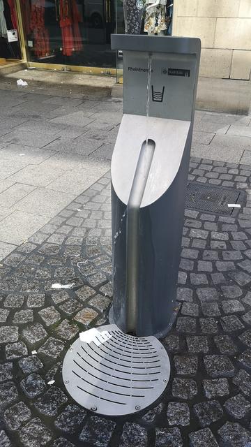 Trinkwasserbrunnen in einer Einkaufsstraße einer Großstadt.