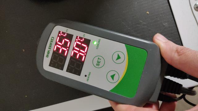 Temperature controller showing 3.5°C (target 3.0°C)