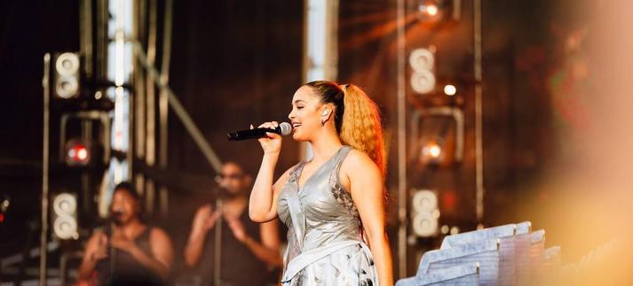 La artista británica Jorja Smith. Lo que empezó como un show intimista se transformó en un fiestón de música de club. / ANA BELTRAN