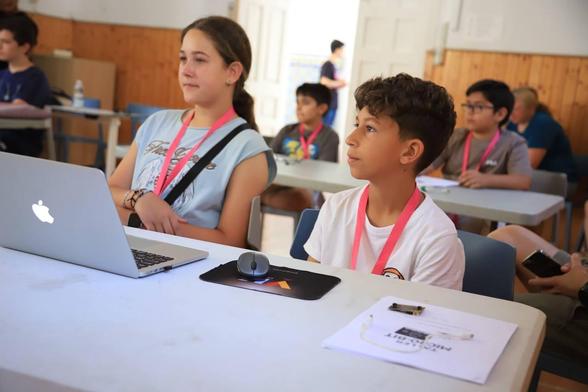 ¡Cómo nos estamos divirtiendo con Jesús Espino y su increíble taller!

Se trata de una actividad para niños y niñas 👧👦 donde, a través de Micro:bit, damos los primeros pasos en el mundo de la electrónica ⚡ y la programación 💻.

Una forma divertida, creativa y didáctica de sembrar el interés por la tecnología desde pequeños 🚀✨🧑‍💻

#OpenSouthKids25
#OpenSouthCode25