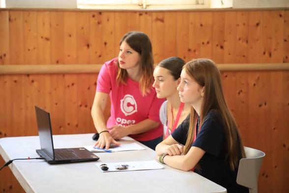 ¡Cómo nos estamos divirtiendo con Jesús Espino y su increíble taller!

Se trata de una actividad para niños y niñas 👧👦 donde, a través de Micro:bit, damos los primeros pasos en el mundo de la electrónica ⚡ y la programación 💻.

Una forma divertida, creativa y didáctica de sembrar el interés por la tecnología desde pequeños 🚀✨🧑‍💻

#OpenSouthKids25
#OpenSouthCode25