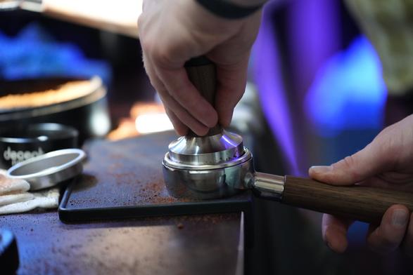Tampern von Espresso im Siebträger