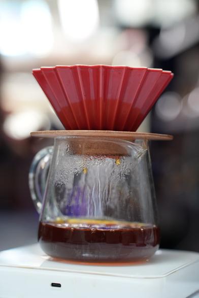 Kaffee läuft durch einen Filter in eine Glaskanne
