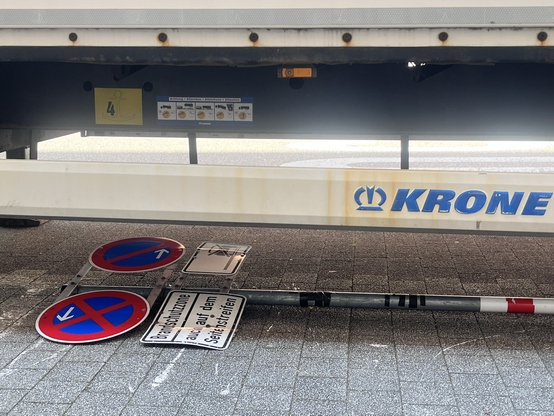kein Platz für den Hänger… ? Schild abmontieren und verstec…aus dem Auge aus dem Sinn