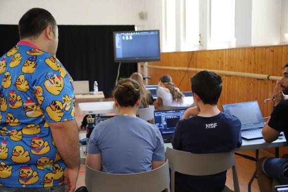 🎮 ¿Y si creamos juntos un videojuego?

De la mano de Víctor Suárez y su taller para niños y niñas 👦👧, lo estamos pasando en grande con Godot, un motor gráfico libre y de código abierto, perfecto tanto para quienes empiezan como para quienes ya tienen algo de experiencia.

🕹️ Exploramos desde la interfaz del motor hasta conceptos clave como física, elementos de escena y programación con GDScript. ¡Todo mientras damos forma a nuestro propio juego! 😄👾

Una experiencia divertida y creativa para despertar vocaciones y acercarse al mundo del desarrollo de videojuegos 🚀✨

#OpenSouthKids25
#OpenSouthCode25
#Godot 
#Videojuegos