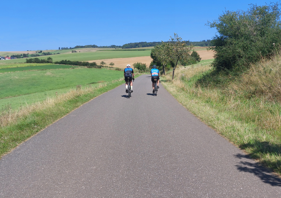 Zwei Rennradfahrende in der Eifel
