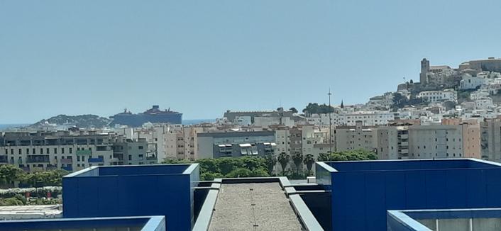 Skyline d'Eivissa amb un creuer i dalt vila al fons.