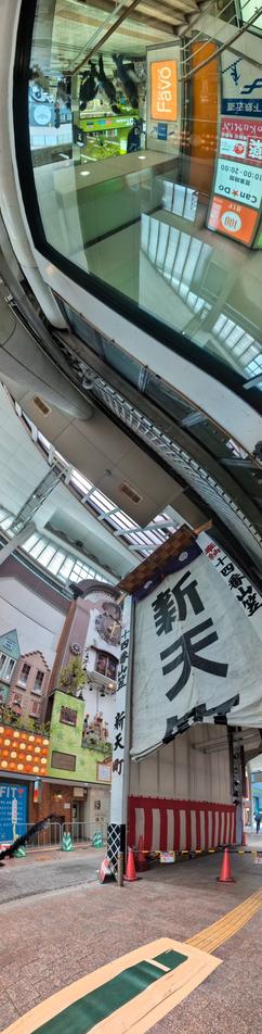 幕が半分下りた山小屋と時計塔。