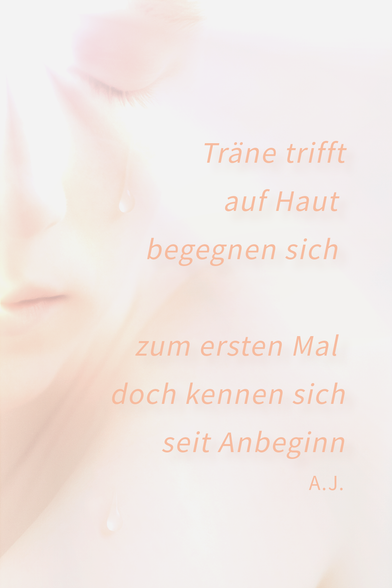 Das Bild zeigt das sanfte, leicht verschwommene Gesicht einer Person in Nahaufnahme, wobei nur die linke Gesichtshälfte sichtbar ist. Die Augen sind geschlossen, die Lippen entspannt. Eine einzelne Träne läuft über die Wange und ist deutlich zu erkennen. Das gesamte Bild ist in hellen, pastelligen Tönen gehalten, wodurch es sehr weich und lichtdurchflutet wirkt. Die Atmosphäre ist ruhig, zart und melancholisch.

Rechts im Bild ist ein Gedicht in hell-orangefarbener, kursiver Schrift zu lesen. Der Text ist in mehrere Zeilen unterteilt und lautet:

Träne trifft
auf Haut
begegnen sich

zum ersten Mal
doch kennen sich
seit Anbeginn

A. J.