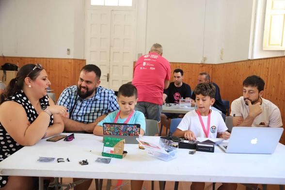 Aquí estamos con Manuel Valencia, explorando el fascinante mundo de la inteligencia artificial👨‍🏫✨

A través de este taller práctico, el alumnado de secundaria se adentra en la IA utilizando la cámara HuskyLens y el robot educativo micro:Maqueen con micro:bit. Una combinación perfecta para aprender de forma interactiva y motivadora 🎯

📸 La HuskyLens permite experimentar con tecnologías de reconocimiento facial, seguimiento de objetos, detección de colores, lectura de códigos QR y mucho más!

¡Una experiencia educativa con mucho futuro! 🚀

#OpenSouthKids25
#OpenSouthCode25