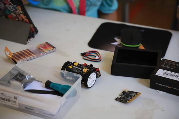 Aquí estamos con Manuel Valencia, explorando el fascinante mundo de la inteligencia artificial👨‍🏫✨

A través de este taller práctico, el alumnado de secundaria se adentra en la IA utilizando la cámara HuskyLens y el robot educativo micro:Maqueen con micro:bit. Una combinación perfecta para aprender de forma interactiva y motivadora 🎯

📸 La HuskyLens permite experimentar con tecnologías de reconocimiento facial, seguimiento de objetos, detección de colores, lectura de códigos QR y mucho más!

¡Una experiencia educativa con mucho futuro! 🚀

#OpenSouthKids25
#OpenSouthCode25