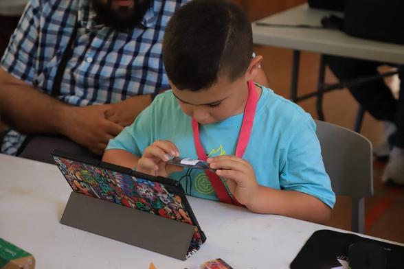 Aquí estamos con Manuel Valencia, explorando el fascinante mundo de la inteligencia artificial👨‍🏫✨

A través de este taller práctico, el alumnado de secundaria se adentra en la IA utilizando la cámara HuskyLens y el robot educativo micro:Maqueen con micro:bit. Una combinación perfecta para aprender de forma interactiva y motivadora 🎯

📸 La HuskyLens permite experimentar con tecnologías de reconocimiento facial, seguimiento de objetos, detección de colores, lectura de códigos QR y mucho más!

¡Una experiencia educativa con mucho futuro! 🚀

#OpenSouthKids25
#OpenSouthCode25