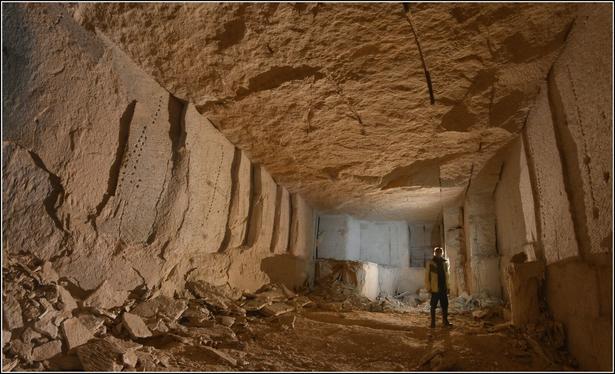 Une galerie creusée dans la masse calcaire. Des traces de pics sont encore visibles.