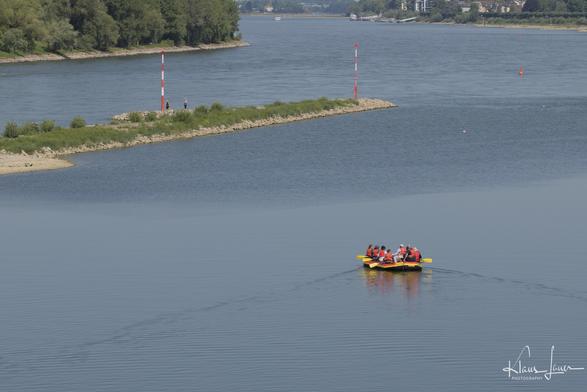 Rafting-Schlauchboot auf dem toten Arm. Das Boot ist mit 8 Personen in Rettungswesten besetzt.