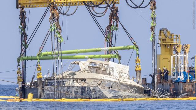 Nach dem Untergang der Superyacht „Bayesian“ vor der Küste Siziliens ist das Wrack mit einem Kran geborgen worden. (Foto: IMAGO, IMAGO News Licensing)