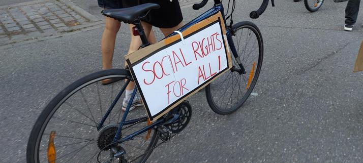 Fahrrad mit einem Schild "Social Rights for All!"