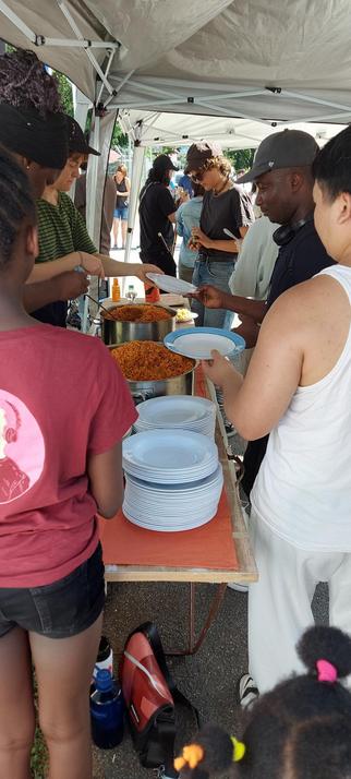 Menschen stehen um eine Essensausgabe. Vor der LEA in Freiburg wurde eine Küfa (Küche für Alle) organisiert und 120 Essen verteilt.