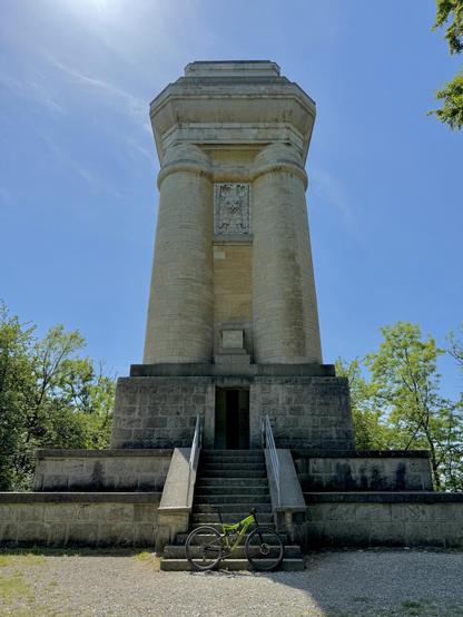 Bismarckturm. Am Fuß der Treppe steht ein grünes MTB