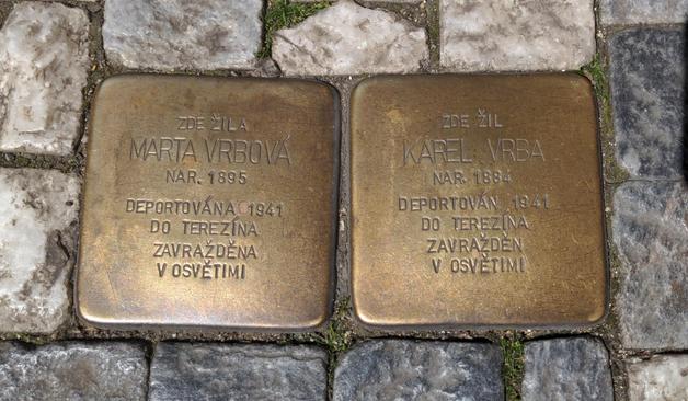 Zwei goldene Stolpersteine mit tschechischer Aufschrift det Namen im Post.