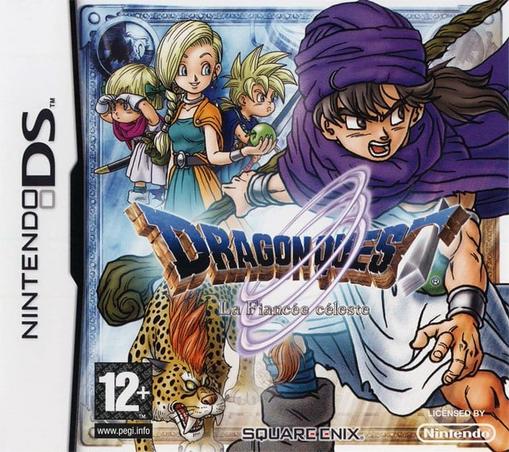 Boîte en français du jeu DS Dragon Quest V : La fiancée céleste. Sur la couverture, le héros est habillé de vêtements amples violets avec un large pantalon blanc, et a des cheveux mi longs noirs. Derrière lui, un félin fictionnel qui ressemble à un tigre à dents de sabre avec une crinière rousse. Egalement, une femme aux cheveux blonds qui tiens deux jeunes enfants dans ses bras.