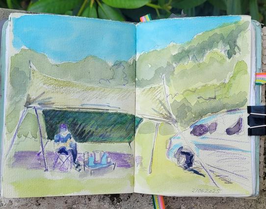 Aquarellskizze über 2 Seiten im kleinen Skizzenbuch: auf einem Zeltplatz ist eine große grüne Plane aufgespannt, unter der eine Person auf einem Klappstuhl sitzt. Rechts steht ein Auto,  im Hintergrund Bäume. Der Himmel ist hellblau.