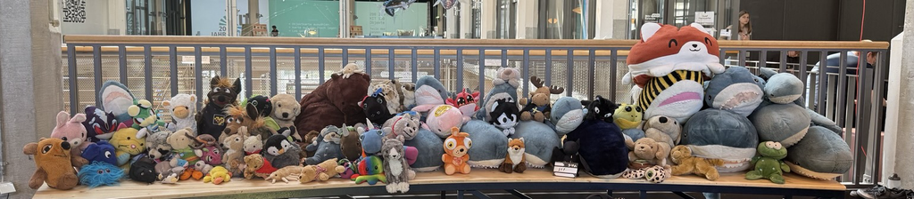 Ein Haufen Kuscheltiere im ZKM. (Sorry für die kurze Beschreibung, aber es sind zu viele)