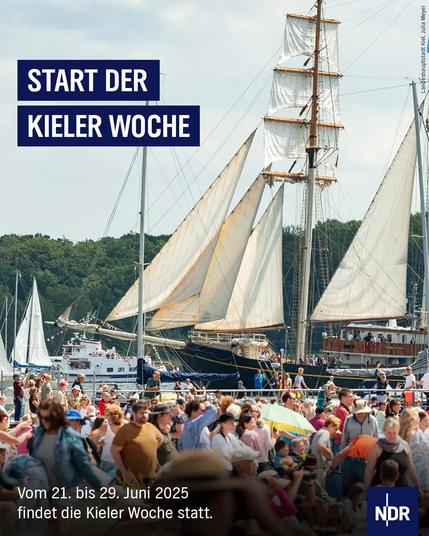 Bild: Viele Menschen laufen vor Segelbooten her. 

Text: Star der Kieler Woche
Vom 21. bis 29. Juni 2025 findet die Kieler Woche statt.