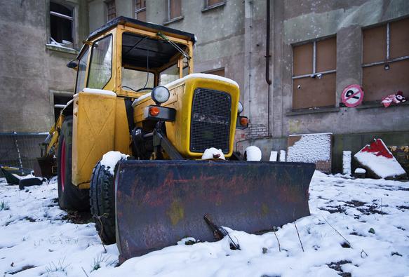 Raupe (KFZ) und Schnee in einem LostPlace