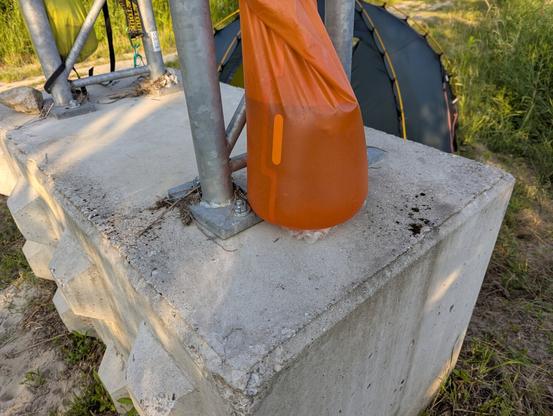 Mit Wasser gefüllter Packsack dient als Kühlschrank.