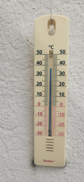 Thermomètre extérieur indiquant 36 degrés.