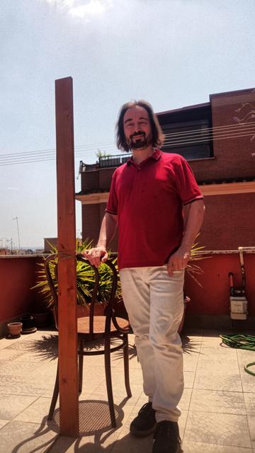 Io in posa vicino al setup per l'esperimento mondiale che dovrebbe porre fine alla follia terrapiattista (ma non lo farà).