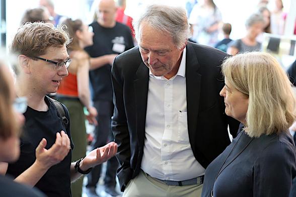 Menschen gestikulieren und diskutieren.