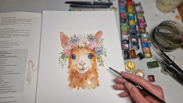Male Alpaka mit Blumenkranz auf dem Kopf