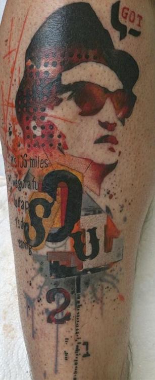 Photo de mon tattoo par Jef Palumbo en hommage au film The Blues Brothers. La tête de John Belushi, et des bouts de texte dans tous les sens façon collage, pour dire "Got Soul"