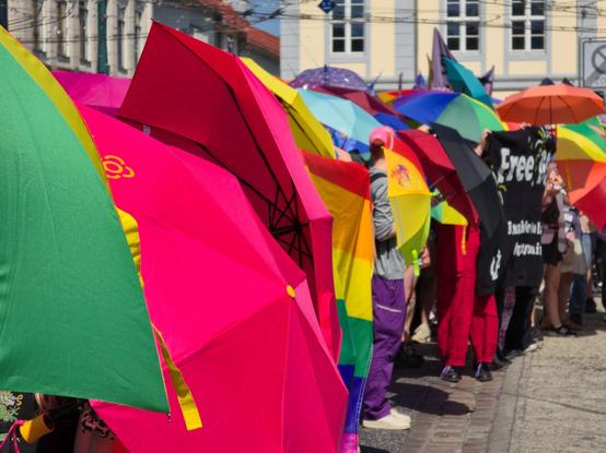 Eine Reihe bunter Regenschirme - sie sollen die Teilnehmer des CSD von der Gegendemo abschirmen.