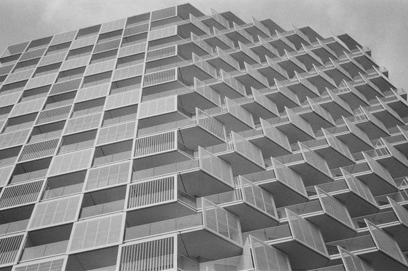 2024/059: Fassade in Nordbahnviertel. Neubau mit verschachtelten Balkonen.