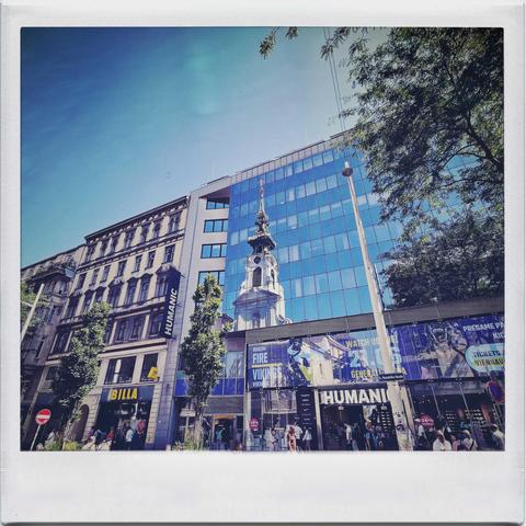 250621: Urlaub in Wien auf der Mariahilferstraße. Spiegelungen im Shoppingwahn.