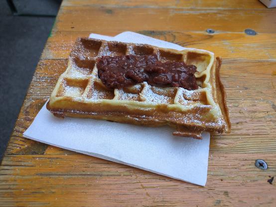 Eine wunderschöne Waffel mit Zwetschgenröster als Topping.