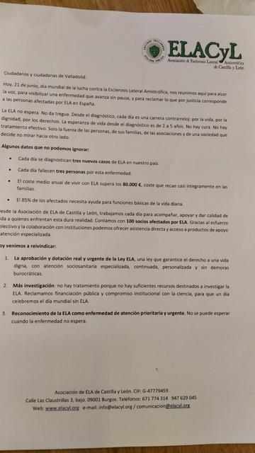 Documento de la Asociación de ELA de Castilla y León. El texto describe la situación de las personas afectadas por la Esclerosis Lateral Amiotrófica (ELA) en España. Se resaltan las estadísticas alarmantes: tres nuevos diagnósticos y tres fallecimientos diarios, un alto coste de vida, y la necesidad de ayuda para funciones básicas en el 85% de los afectados.  El documento hace un llamamiento a la aprobación de la Ley ELA, a más investigación y al reconocimiento de la ELA como enfermedad de atención prioritaria y urgente.