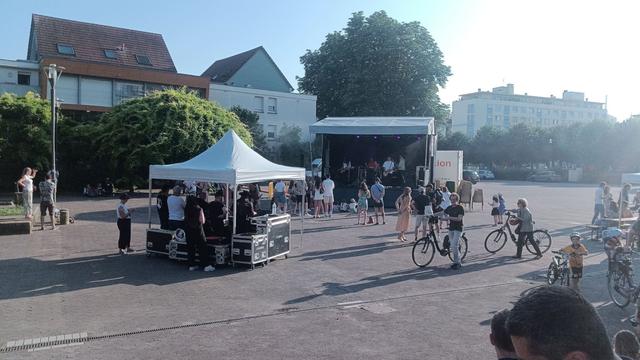 Photo de la place de la mairie à Schiltigheim avec une scène et un chapiteau